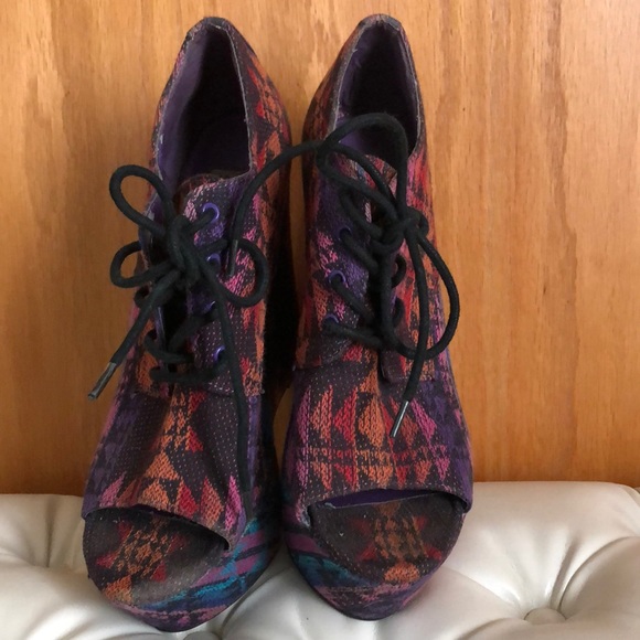 Windupp Tribal Print Peep Toe Wedges - Picture 2 of 2